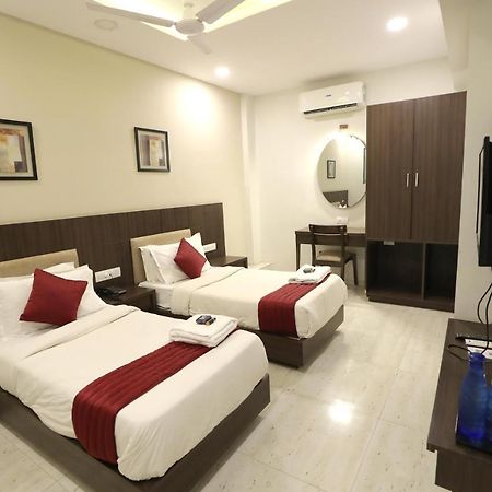 Hotel Privya Rooms And Banquet Surate Exterior foto