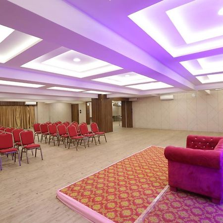Hotel Privya Rooms And Banquet Surate Exterior foto