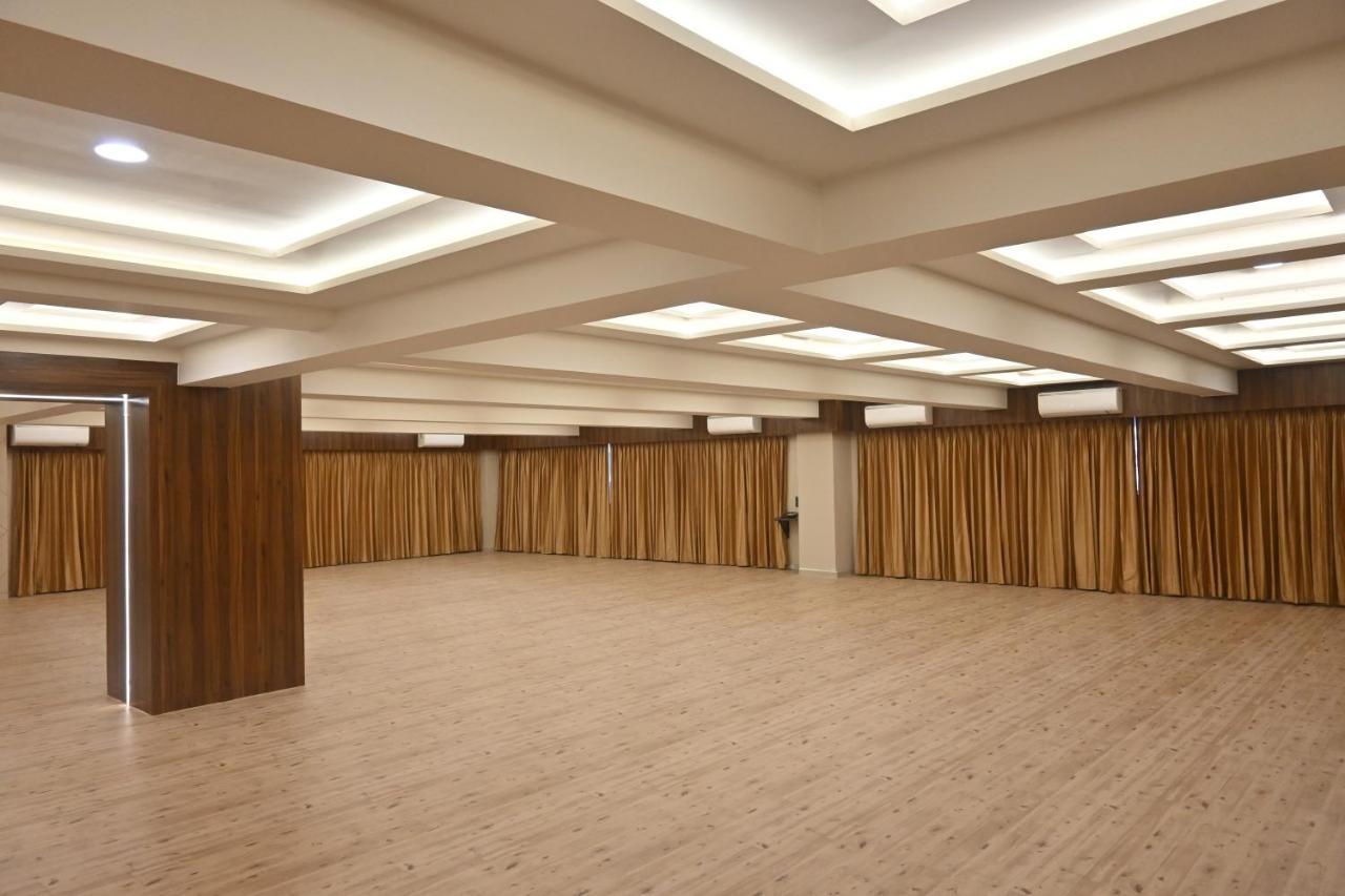 Hotel Privya Rooms And Banquet Surate Exterior foto