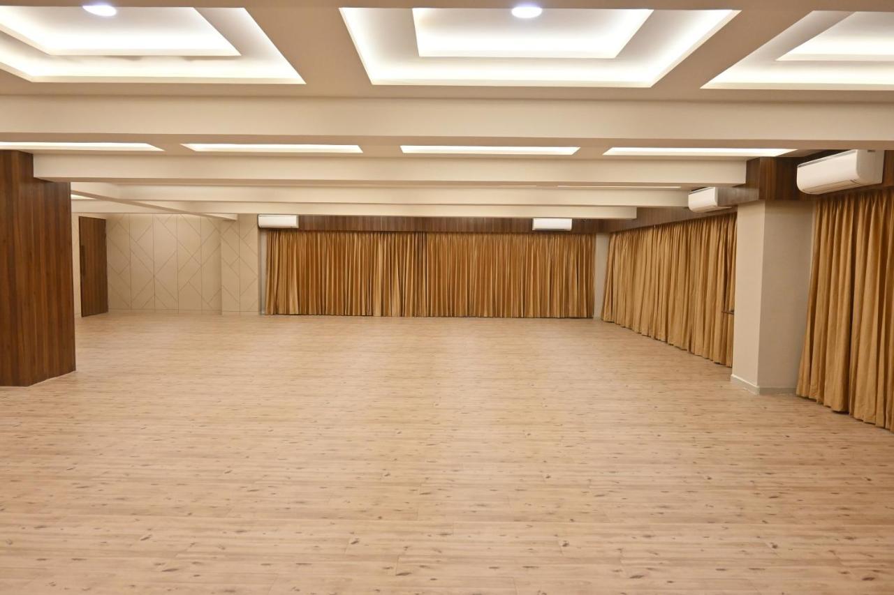 Hotel Privya Rooms And Banquet Surate Exterior foto