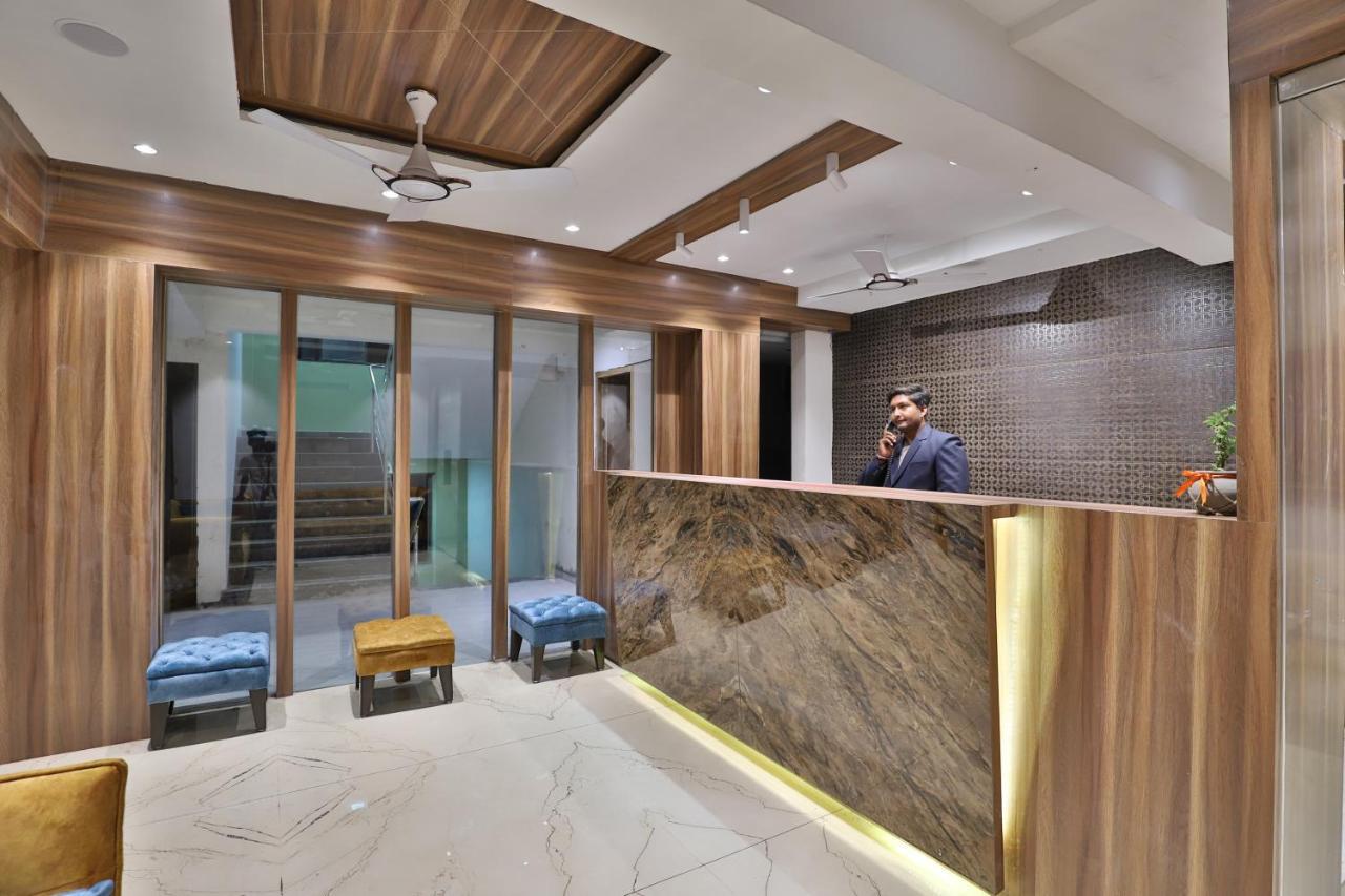 Hotel Privya Rooms And Banquet Surate Exterior foto