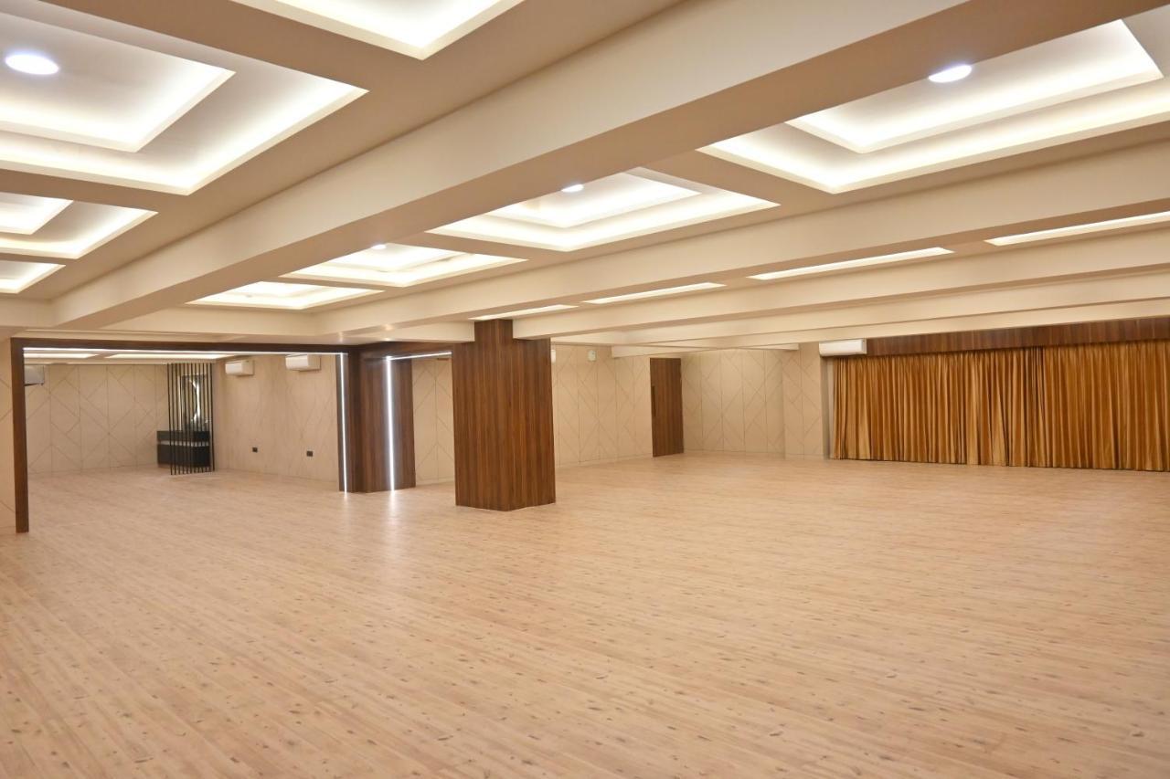 Hotel Privya Rooms And Banquet Surate Exterior foto