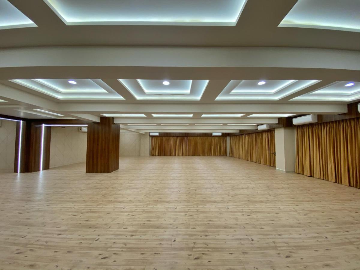 Hotel Privya Rooms And Banquet Surate Exterior foto