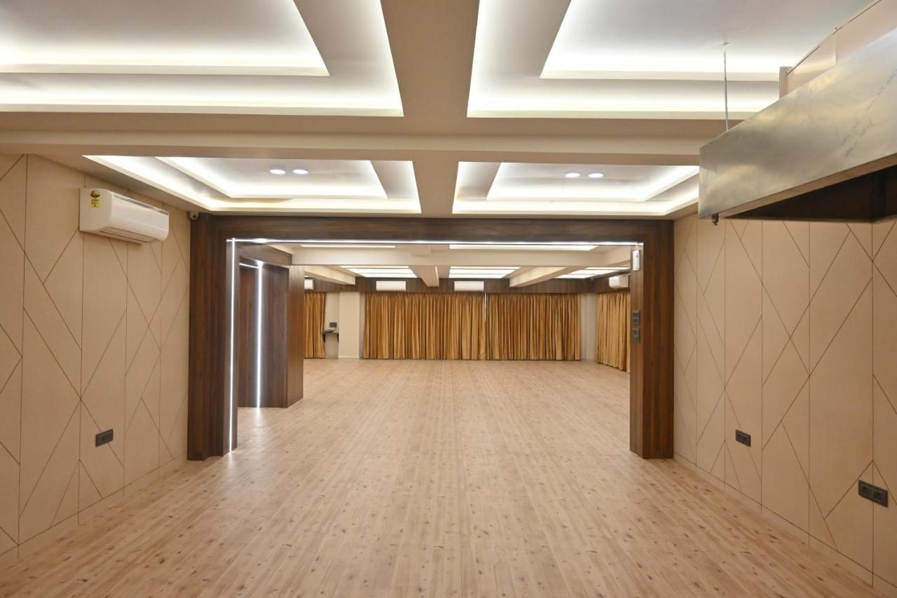 Hotel Privya Rooms And Banquet Surate Exterior foto