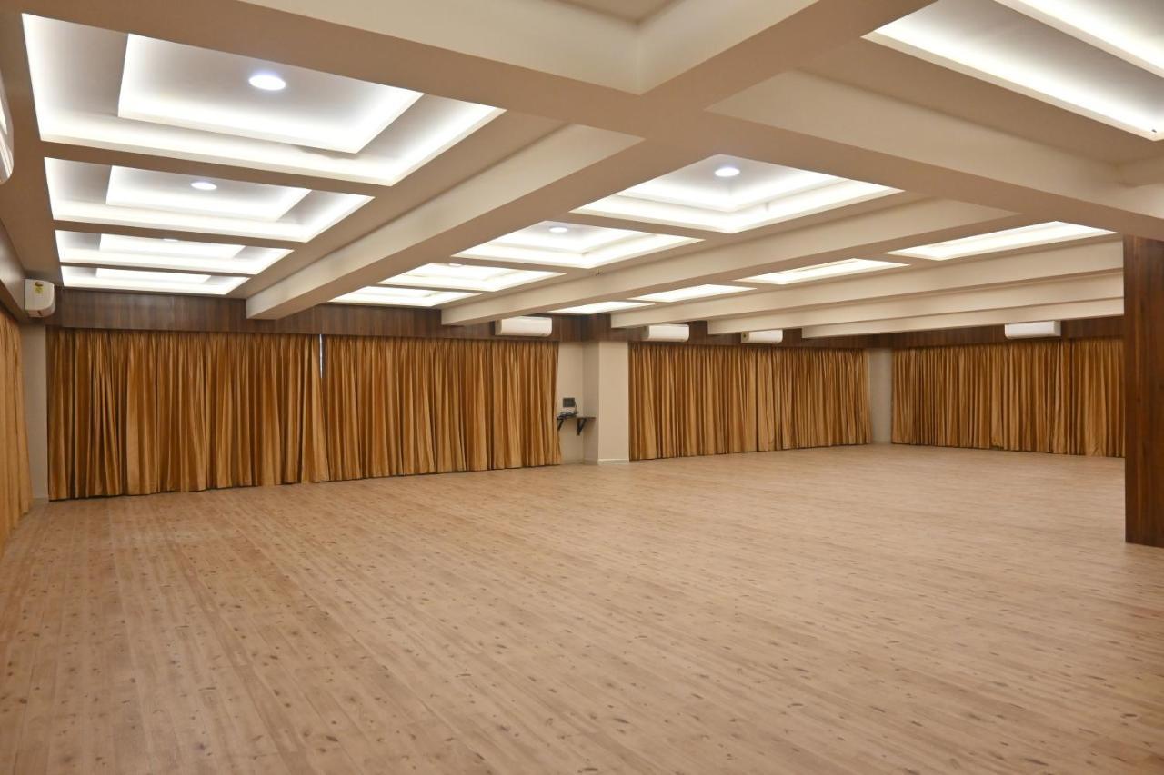 Hotel Privya Rooms And Banquet Surate Exterior foto