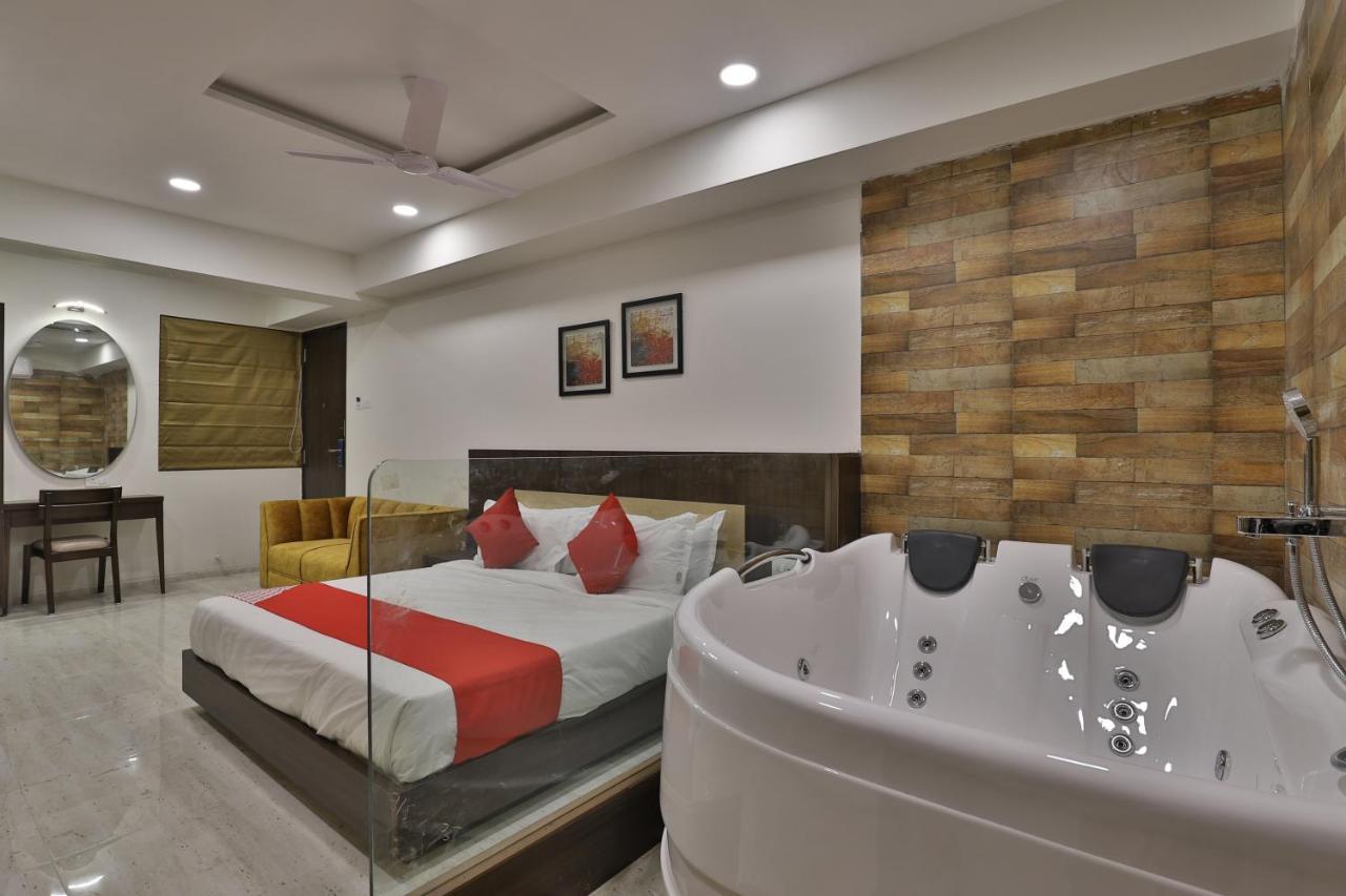 Hotel Privya Rooms And Banquet Surate Exterior foto