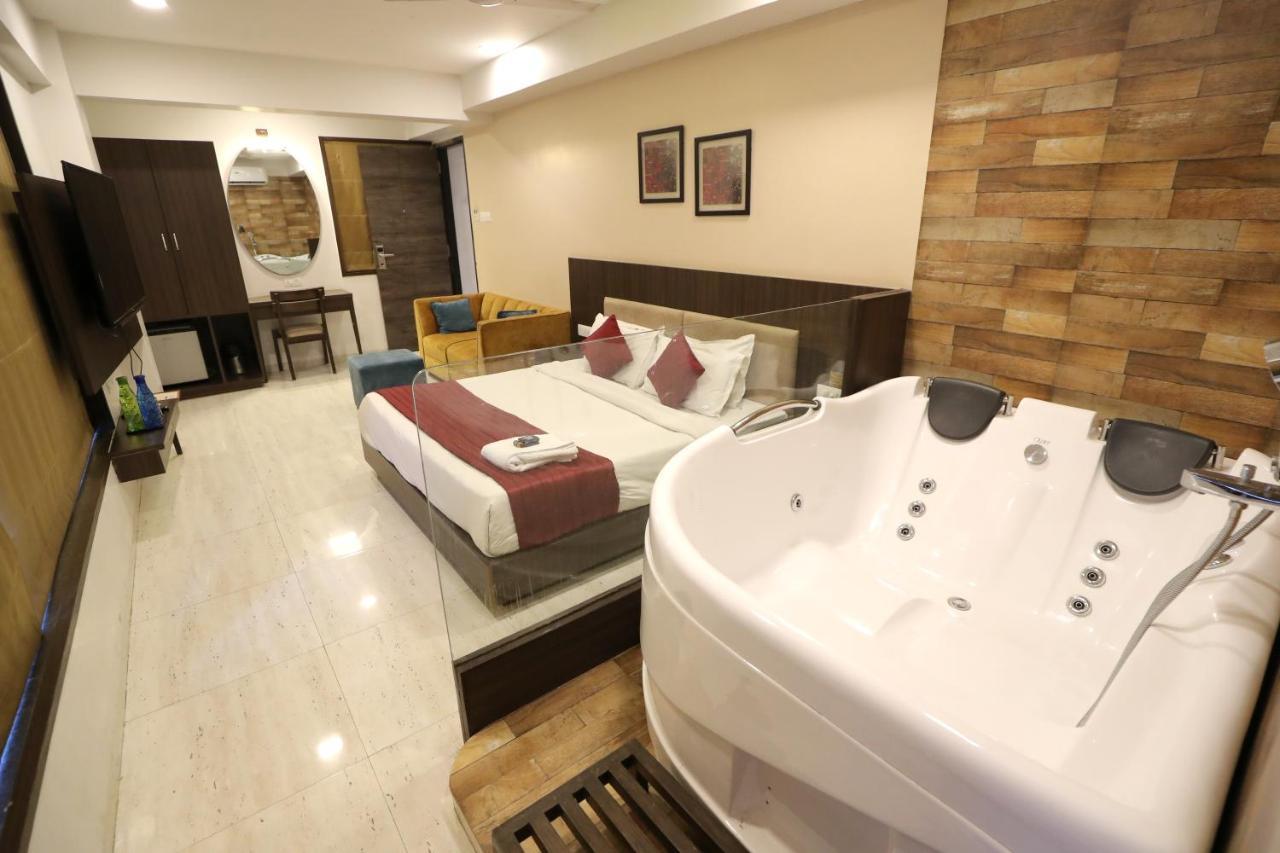 Hotel Privya Rooms And Banquet Surate Exterior foto