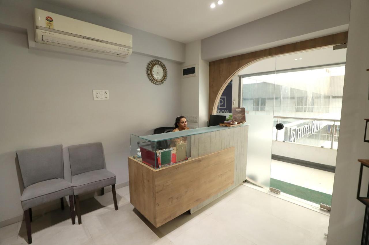 Hotel Privya Rooms And Banquet Surate Exterior foto