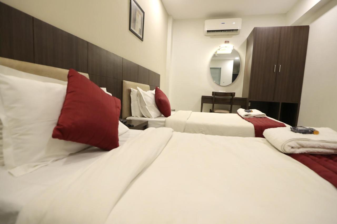 Hotel Privya Rooms And Banquet Surate Exterior foto