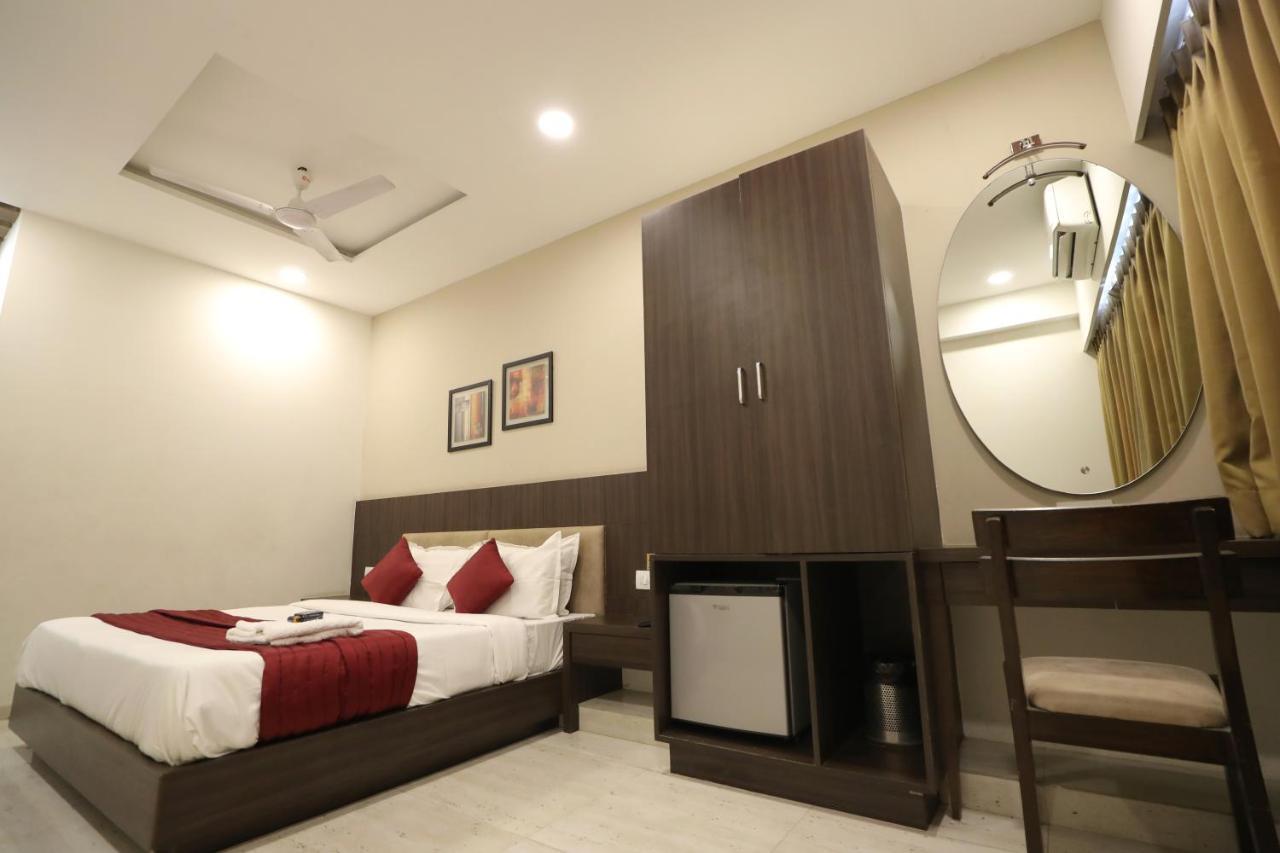 Hotel Privya Rooms And Banquet Surate Exterior foto
