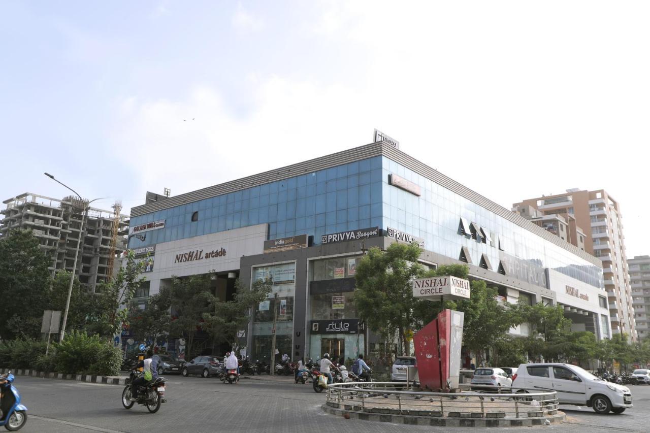 Hotel Privya Rooms And Banquet Surate Exterior foto