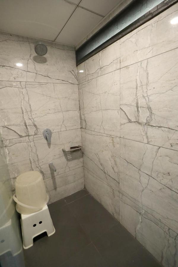 Hotel Privya Rooms And Banquet Surate Exterior foto