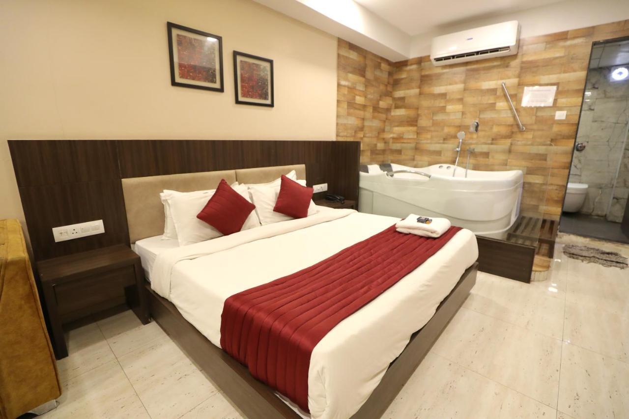 Hotel Privya Rooms And Banquet Surate Exterior foto