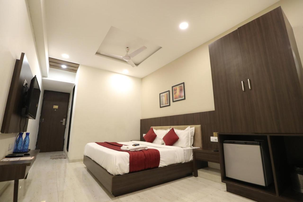 Hotel Privya Rooms And Banquet Surate Exterior foto