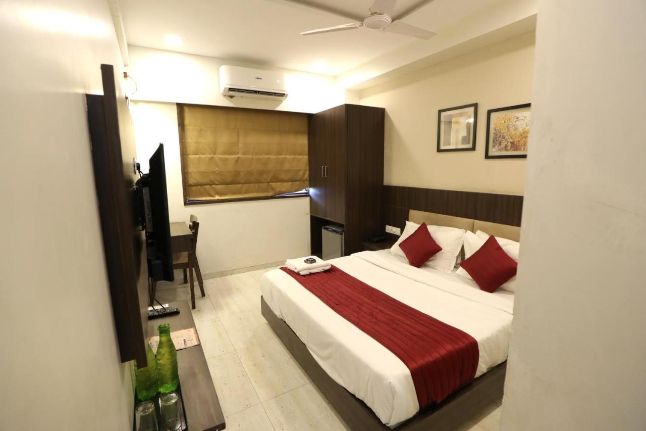 Hotel Privya Rooms And Banquet Surate Exterior foto