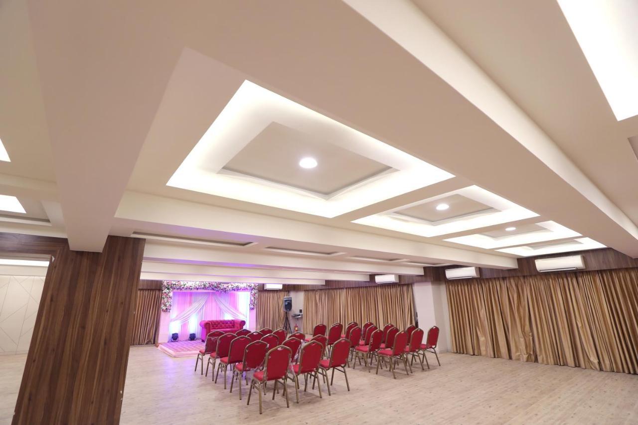 Hotel Privya Rooms And Banquet Surate Exterior foto