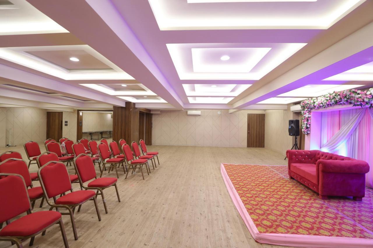 Hotel Privya Rooms And Banquet Surate Exterior foto